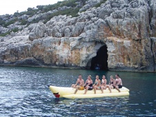 Bananenboot fährt in der Nähe der Blauen Höhle