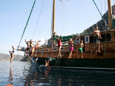 Runterspringen vom Gulet in die Aegean