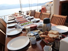 Frühstück serviert an Bord des Gulets